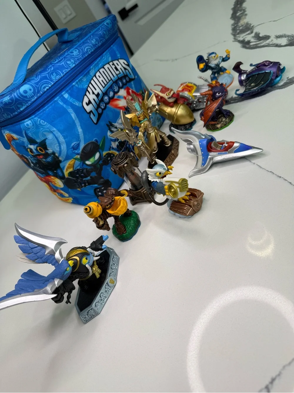 Skylanders Swap Force Blue Travel Tote Storage Bag With 11 Figurines